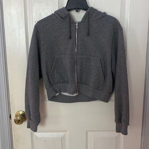 Cropped grey zip-up, lightly worn🫶